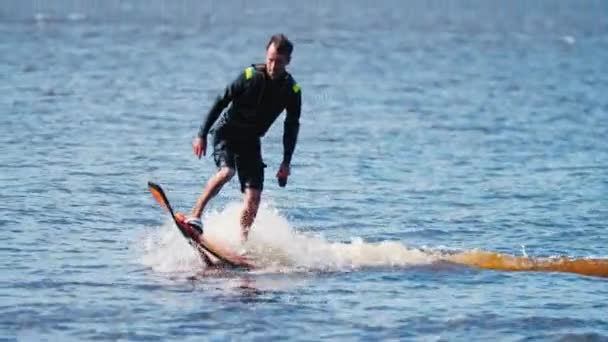 KAZAN, RUSSIA 21-05-21: professional man riding on the water on the flyboard — Video Stock