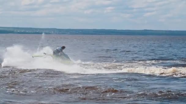 KAZAN, RUSSIA 21-05-21: a man riding yellow jet ski on the water — Stok video