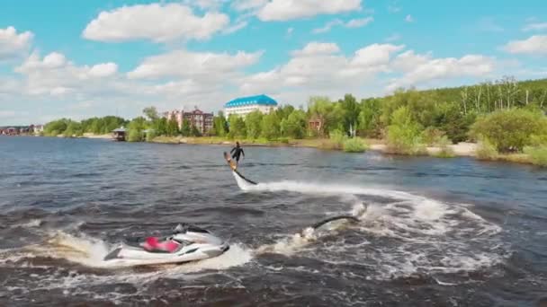 KAZAN, Ryssland 21-05-21: en person som flyger upp över vattnet - flygvy — Stockvideo