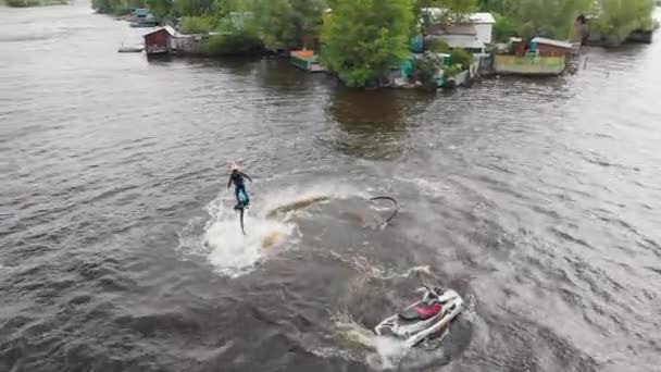 KAZAN, RUSSIA 21-05-21: a person flying up over the water near an island - aerial view — Vídeo de Stock