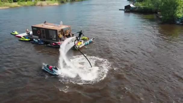 KAZAN, RUSSIA 21-05-21: людина, що літає над водою біля плаваючого будинку - вигляд з повітря. — стокове відео