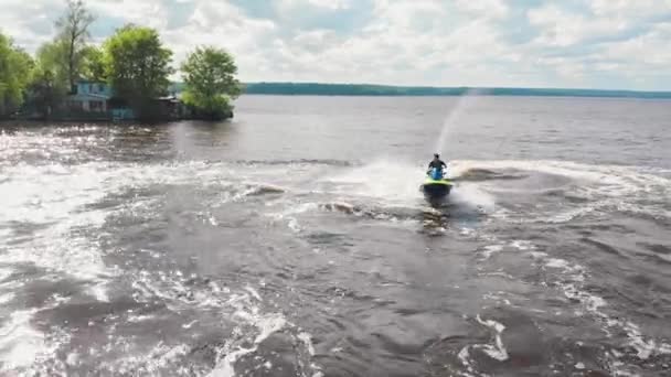 KAZAN, RUSSIA 21-05-21: a man riding yellow jet ski with a little boy - aerial view — Stok video