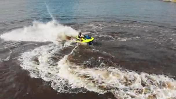 KAZAN, RUSSIA 21-05-21: seorang pria naik jet ski kuning pemandangan udara — Stok Video