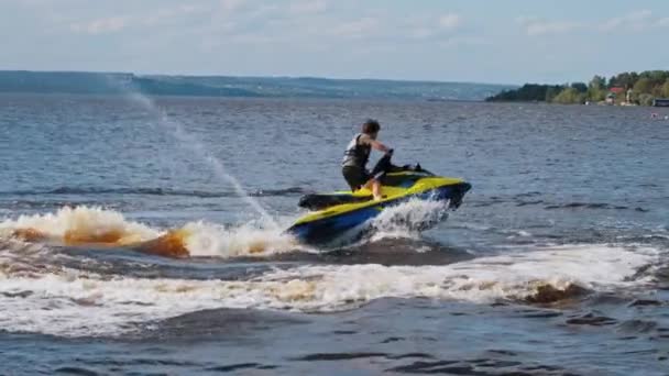 KAZAN, RUSSIA 21-05-21: a man riding yellow jet ski in circles in the river — Stok video