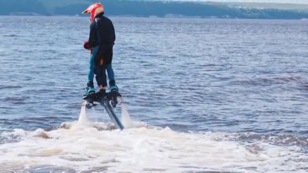 KAZAN, RUSSIA 21-05-21: un uomo con un bambino che sorvola il fiume — Video Stock