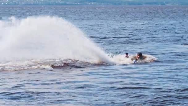 KAZAN, RUSSIA 21-05-21: nehirde uçan levha kullanmayı öğrenen genç adam — Stok video