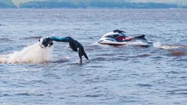 KAZAN, RUSSIA 21-05-21: un uomo si tuffa nel fiume usando un flyboard - jet ski sullo sfondo — Video Stock