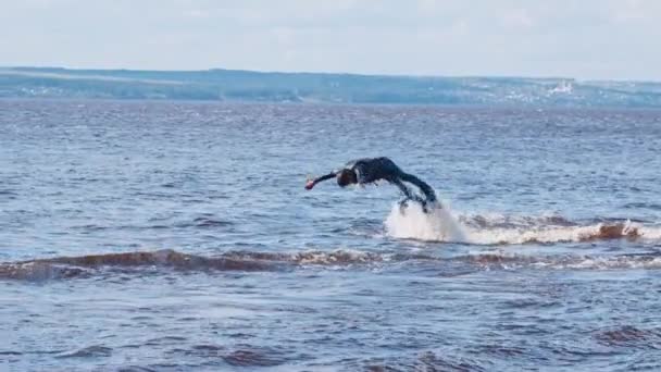 KAZAN, RUSSIA 21-05-21: Bir adam uçan levha kullanarak nehre daldı — Stok video