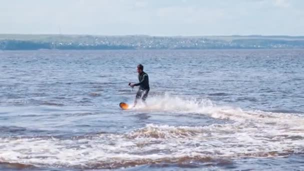 KAZAN, RUSSIA 21-05-21: Jongeman doet oefeningen met een flyboard — Stockvideo