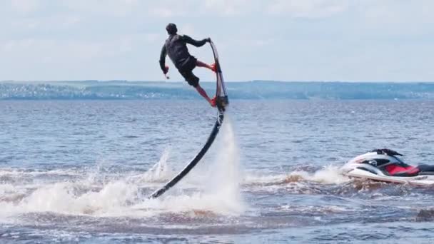 KAZAN, RUSSIA 21-05-21: yakınlarda jet ski ile nehrin üzerinde uçan bir uçan adam — Stok video