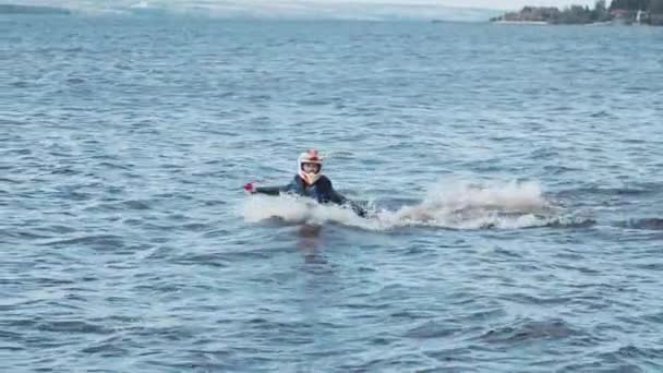 Чоловік, що піднімається над річкою на флайборді — стокове відео
