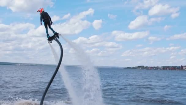 Un homme volant au-dessus de la rivière sur le flyboard — Video