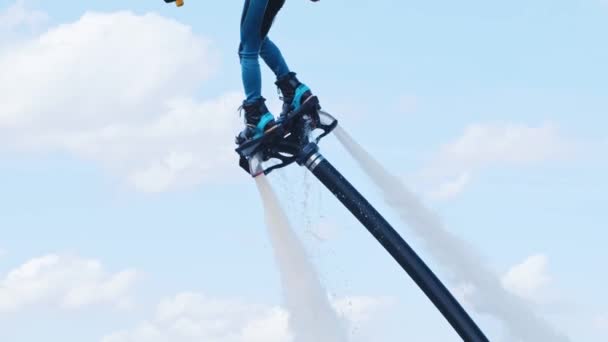 Sportieve man die in de lucht vliegt op een flyboard — Stockvideo