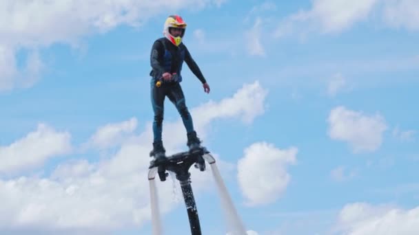 Homem esportivo voando acima da água — Vídeo de Stock