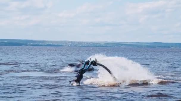 Sportieve man duikend in het water met behulp van een flyboard — Stockvideo