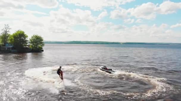 Suyun üzerinde uçan bir adam - hava manzaralı — Stok video