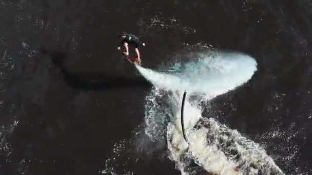 Un homme survolant l'eau - vue aérienne — Video