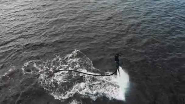 Esportes aquáticos - um homem voando sobre a água - vista aérea — Vídeo de Stock