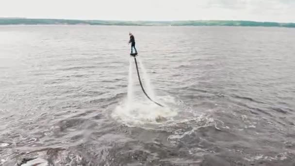 Vattensporter - en man som flyger över vattnet - antenn utsikt — Stockvideo