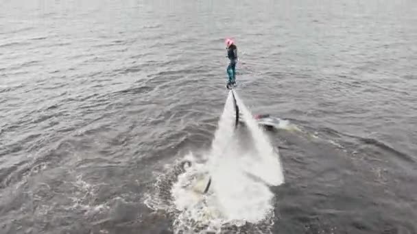 Esportes aquáticos - treinamento esportivo do homem voando sobre a água no flyboard perto de uma ilha - vista aérea — Vídeo de Stock