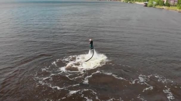 水上运动- -一个带着小孩在飞艇上飞行的男子- -空中景观 — 图库视频影像
