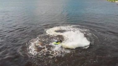 Su sporları - sarı jet ski süren bir adam - hava manzaralı