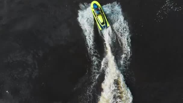 Su sporları - nehirde jet ski süren bir adam - hava manzarası — Stok video