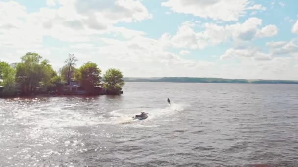Чоловік літає над водою на флайборді - вигляд з повітря — стокове відео