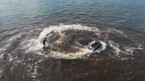Un uomo che vola sopra l'acqua sul flyboard in cerchio - vista aerea — Video Stock