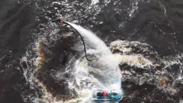 Deportes acuáticos - un hombre volando sobre el agua en el flyboard en círculos - vista aérea — Vídeos de Stock