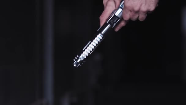 Ein Mann, der Böses tut, manipuliert seine Waffe — Stockvideo