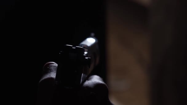 Badass homme tire le pistolet — Video