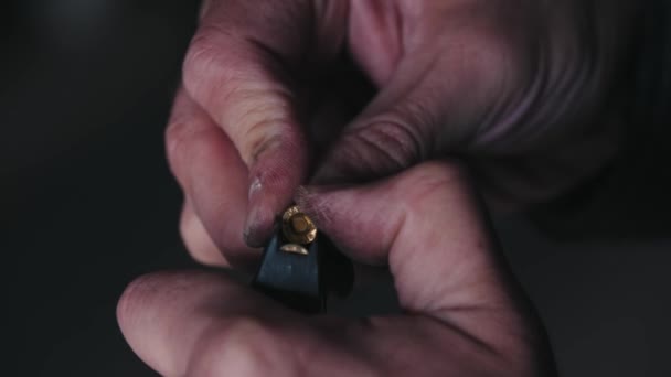 一个手指头脏的男人把子弹塞进枪弹盒 — 图库视频影像