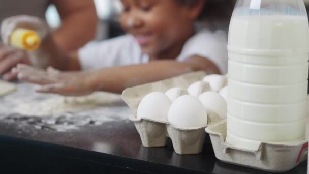 가족 이 빵을 굽는 검은 색어린 딸 과 그 의 어머니가 빵집을 위해 반죽을 만들고 있다 — 비디오