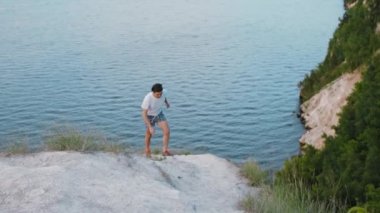 Genç adam dağda yürüyor.