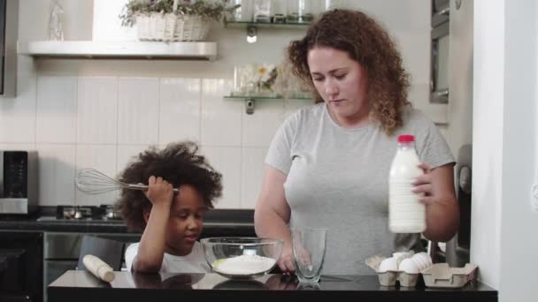 Blandad familj bakning - göra deg för cupcakes och hälla mjölk i glaset — Stockvideo