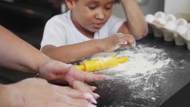 Familjebakning - svart liten leende flicka och hennes mamma gör cupcakes — Stockvideo