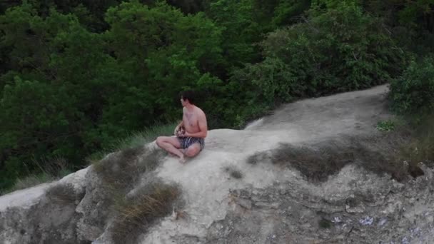 Νεαρός γυμνόστηθος άντρας παίζει γιουκαλίλι στον γκρεμό. — Αρχείο Βίντεο