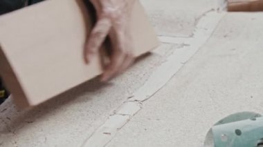 Bir enstrüman kullanarak ahşap parçaları öğütmek