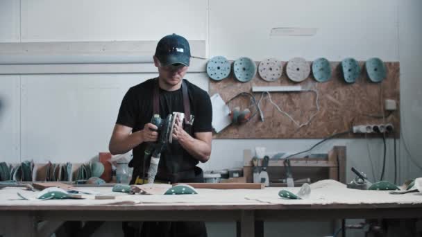 Erkek işçi marangozluk işi için enstrümanlar hazırlıyor — Stok video