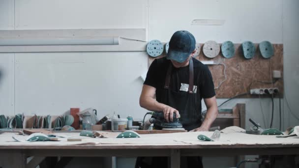 Homme travailleur meulage d'une pièce en bois avec une scie circulaire — Video