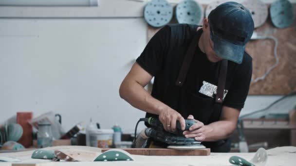 Arbetstagare slipning av ett trästycke med ett instrument — Stockvideo