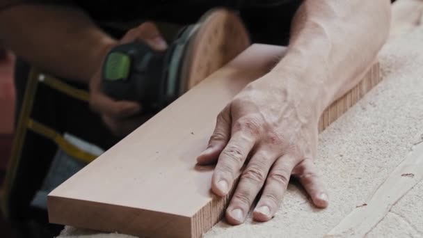 Шліфування боків дерев'яного шматка інструментом — стокове відео