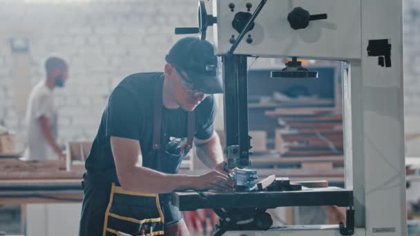 Snijstukken van het houten detail met behulp van een snijmachine — Stockvideo