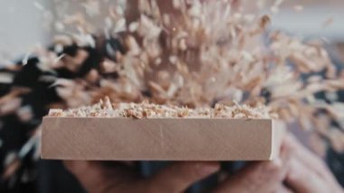 Marangozluk işi. İşçi bir detay yüzünden odun kırıntılarını patlatıyor.