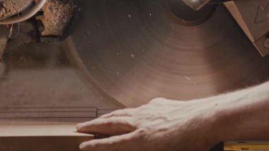 Marangozluk işi - işçi ahşap detaylar boyunca büyük dairesel testereyle küçük parçalar halinde kesiyor.