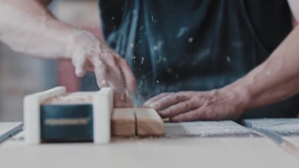 Столярні роботи - різання довгих дерев'яних деталей у двох окремих частинах за допомогою автоматичної пилки — стокове відео