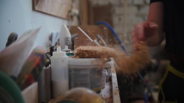 Un trabajador sacude la tabla de las virutas de madera y la toma del estrado — Vídeos de Stock