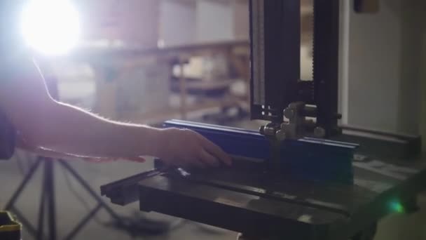 Taller de carpintería - trabajador cortando detalle de madera utilizando una sierra automática — Vídeos de Stock