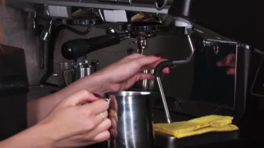 Kahve makinesi kullanarak kapuçino için barista köpüğü.